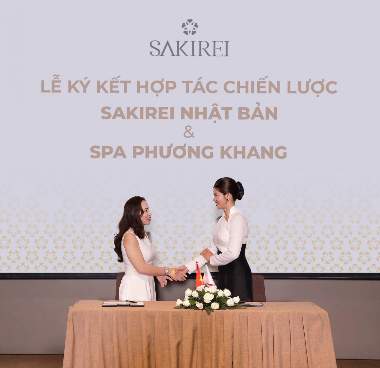 Chị Lại Thị Tuyết (bìa trái) tại lễ ký kết hợp tác chiến lược với Sakirei.