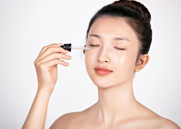 Huyết thanh (serum) trị mụn là một trong những sản phẩm không thể thiếu trong túi đồ dưỡng da của chị em làm đẹp