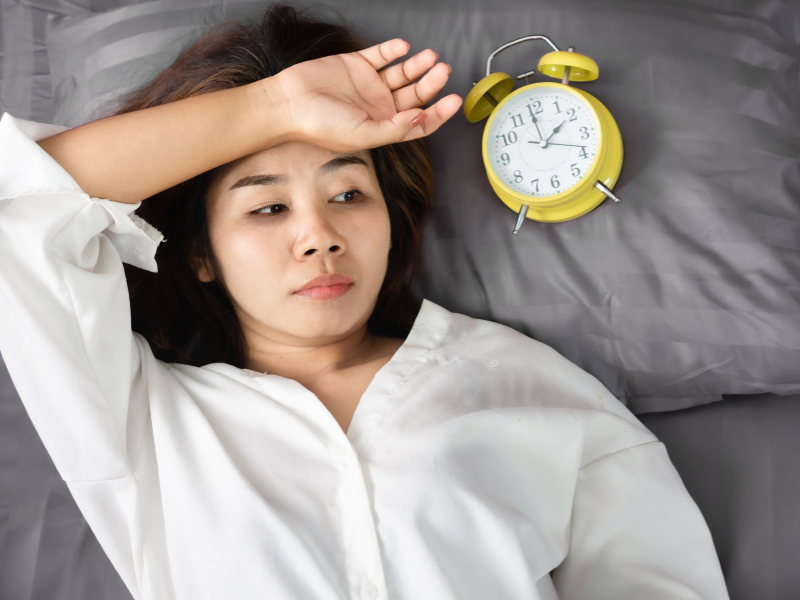 Thiếu ngủ thường xuyên cũng sẽ khiến quầng thâm mắt xuất hiện.