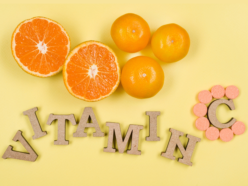 Kết hợp sử dụng vitamin C qua đường uống và thoa ngoài là cách dưỡng trắng da mặt nhanh chóng.