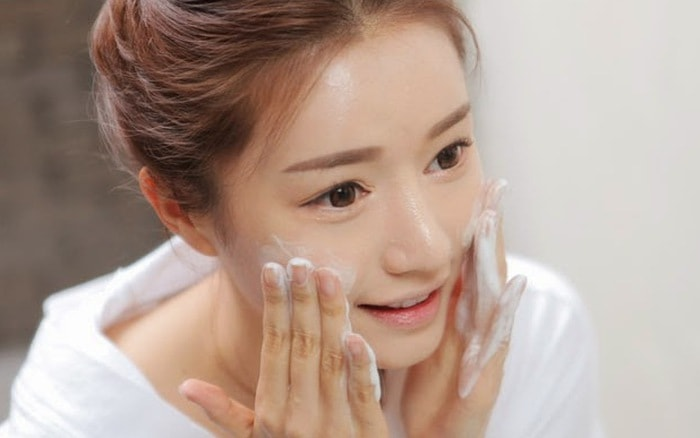 Sữa rửa mặt là bước không thể thiếu trong quy trình skincare giúp làm sạch da mặt hiệu quả 