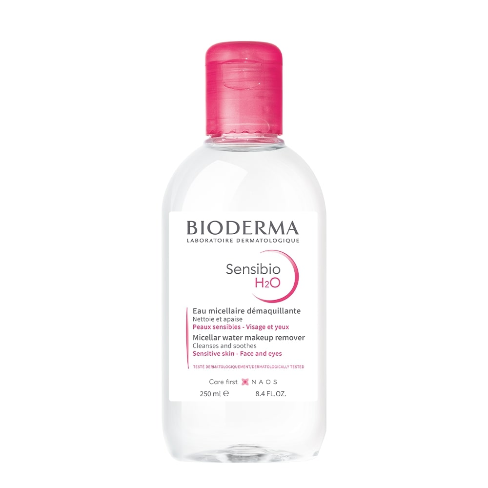 Nếu bạn đang tìm cách tẩy trang đúng cách thì nên bắt đầu từ việc dùng nước tẩy trang Bioderma Sensibio H2O phù hợp cho mọi loại da