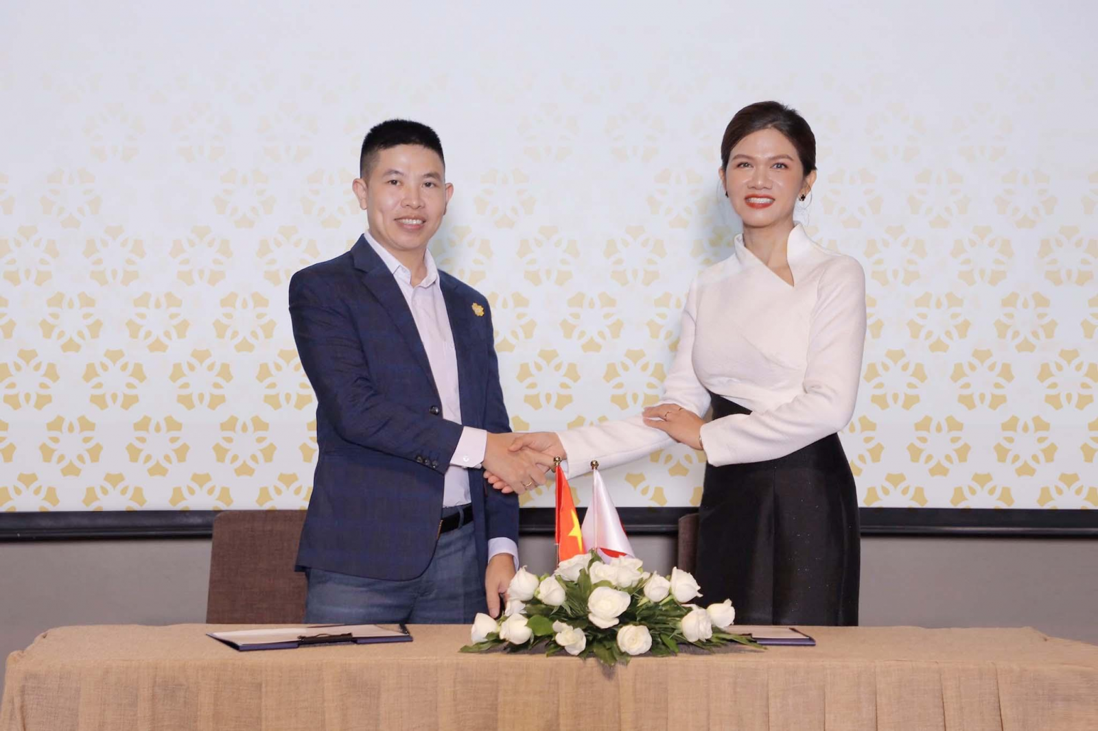 Ông Trần Quang Đình – CEO Công ty Mỹ phẩm Phương Hà ký kết hợp tác cùng Sakirei. 