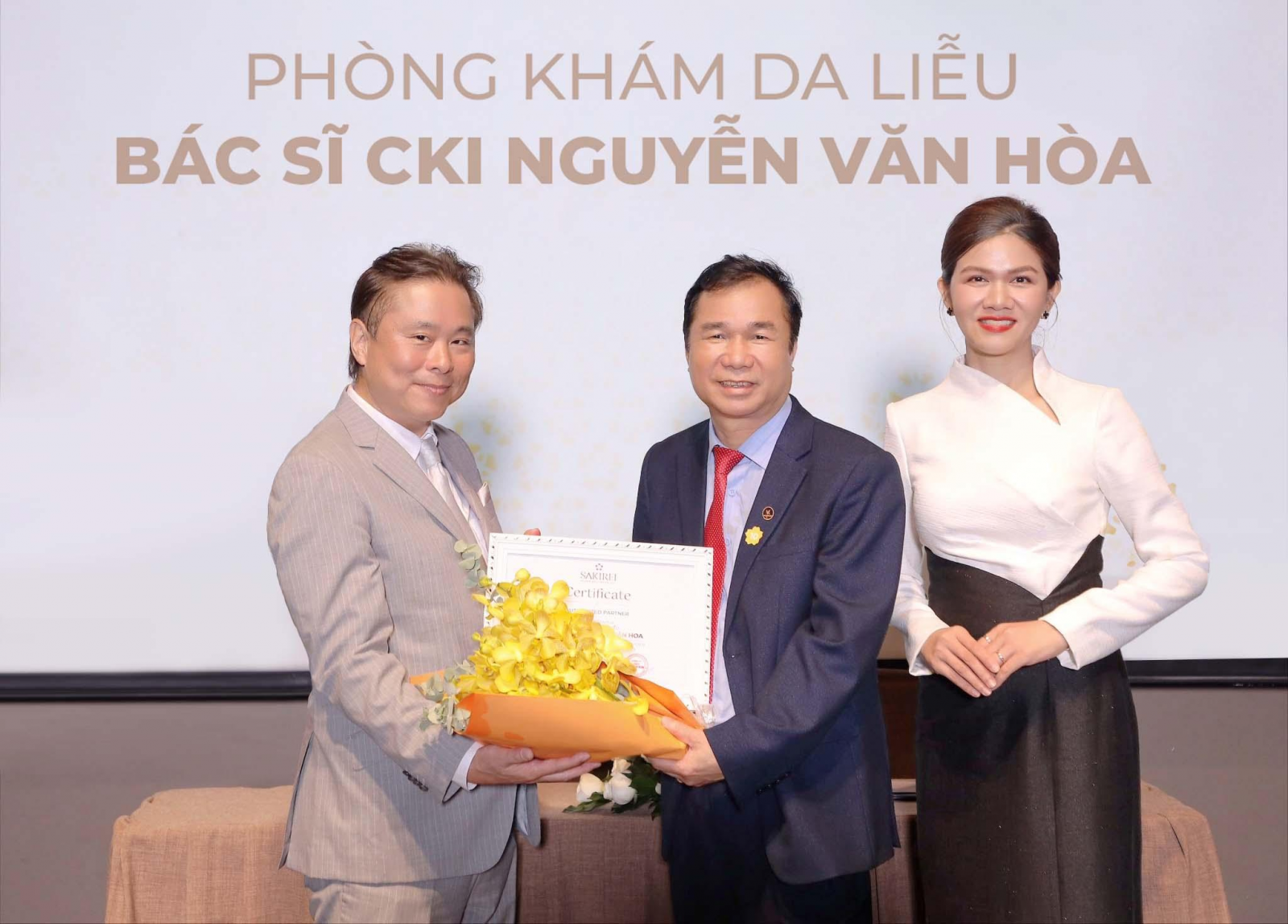 Bác sĩ CKI Nguyễn Văn Hòa nhận bằng chứng nhận hợp tác và hoa từ đại diện Sakirei. 