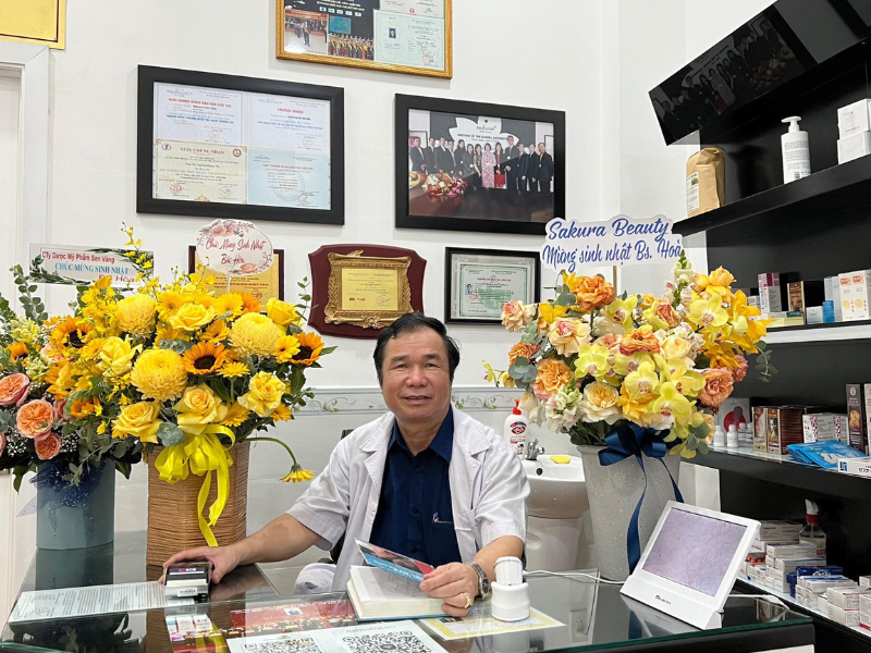 BS.CKI Nguyễn Văn Hòa đã có nhiều năm kinh nghiệm trong lĩnh vực điều trị da liễu, có phòng khám tại TP. Nha Trang.