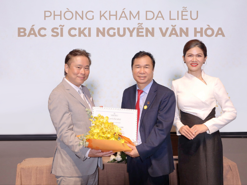Bác sĩ Nguyễn Văn Hòa tại buổi ký kết hợp tác cùng đại diện Sakirei Nhật Bản (bên phải) và đại diện Sakura Beauty Group (bên trái).