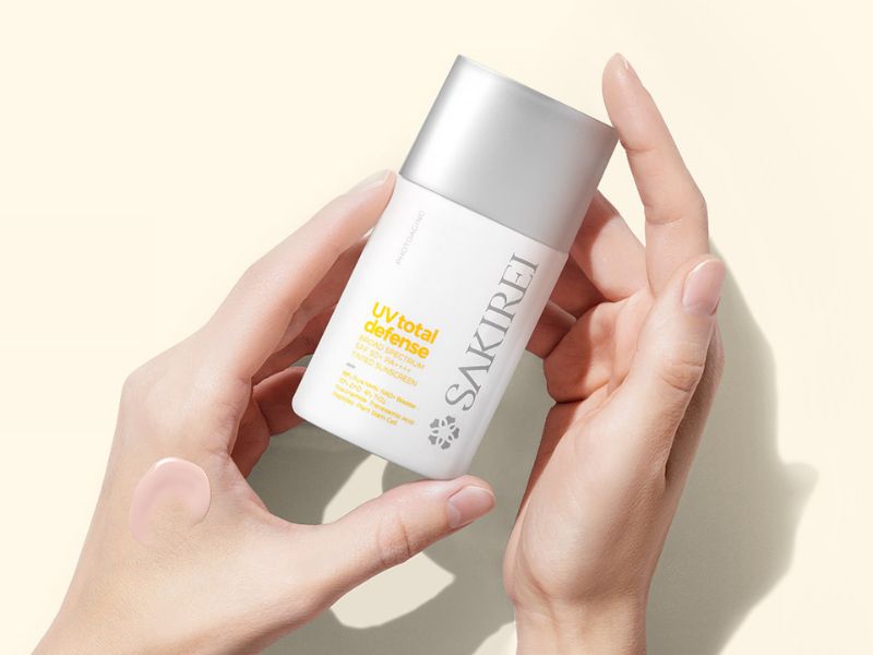 Tham khảo sản phẩm Sakirei UV Total Defense Broad Spectrum SPF 50+ PA++++ Tinted Sunscreen tại đây.