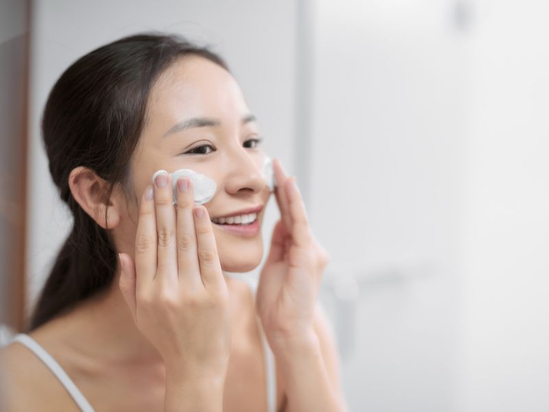 Rửa mặt là một trong các bước chăm sóc da buổi sáng không thể thiếu.
