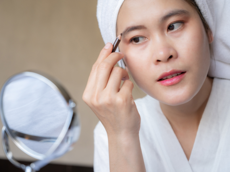 Kẻ mày là một trong các bước make up quan trọng giúp khuôn mặt trở nên hài hòa hơn.