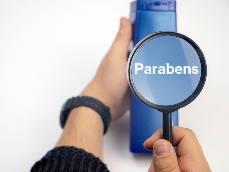 Da nhạy cảm nên chú ý tránh sử dụng các chất gây kích ứng như paraben, alcohol hay fragrance.