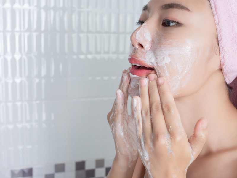 Khi skincare cho da hỗn hợp, nên chọn sữa rửa mặt dịu nhẹ, không tẩy rửa mạnh.