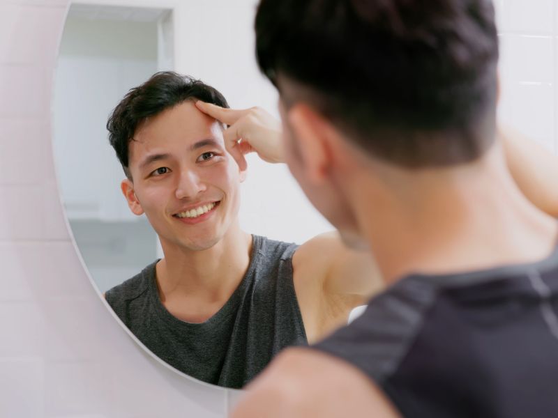 Làn da nam giới dày hơn, khỏe hơn nên chế độ chăm sóc da mặt cho nam giới vì thế cũng đơn giản hơn rất nhiều.