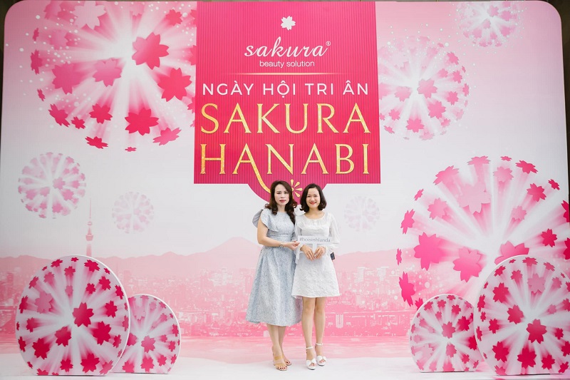 Chị Tuyết (bìa trái) tại sự kiện tri ân đối tác do Sakura Beauty Group tổ chức.