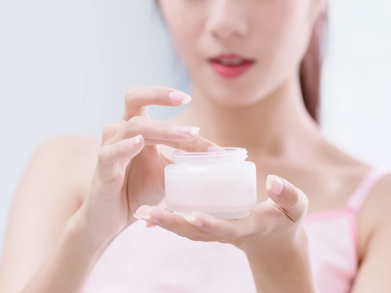 Dưỡng ẩm là bước quan trọng trong chu trình skincare cho da khô bị mụn.