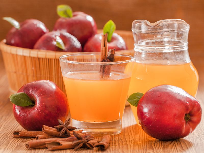 Detox cơ thể tại nhà bằng nước giấm táo mỗi ngày giúp làm sạch dạ dày, đồng thời hỗ trợ giảm mụn viêm.
