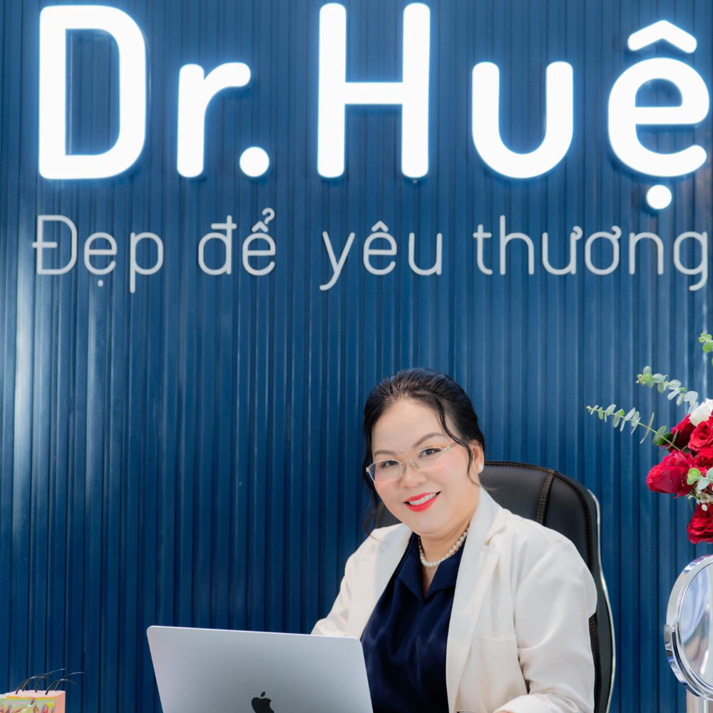 Bác sĩ Nguyễn Thị Khánh Huệ có hơn 15 năm kinh nghiệm trong lĩnh vực điều trị da liễu, giải phẫu - thẩm mỹ. 