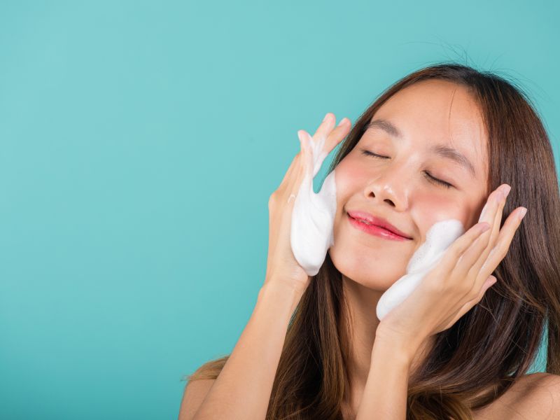 Việc kết hợp đúng loại sữa rửa mặt sẽ giúp tăng hiệu quả làm sạch da.