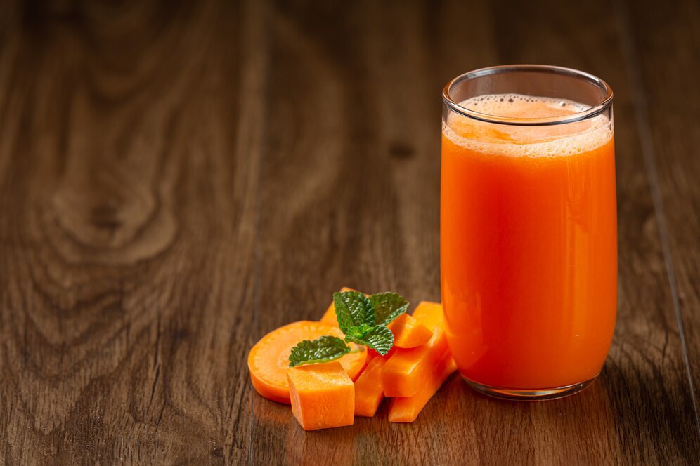 Nước ép cà rốt chứa nhiều vitamin có công dụng dưỡng ẩm rất tốt.