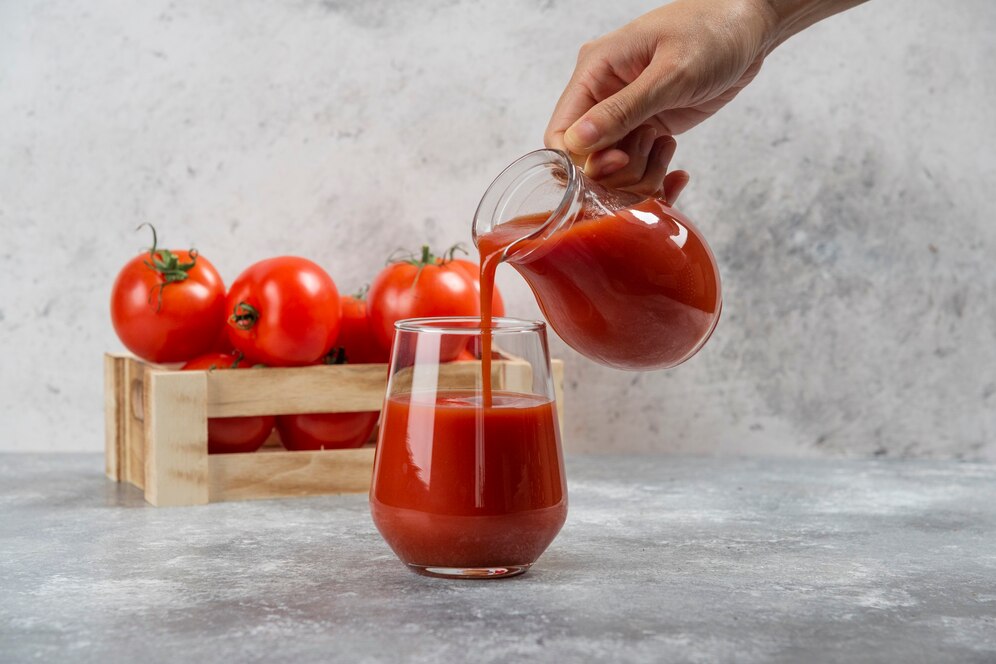 Nước ép cà chua rẻ nhưng lại chứa nhiều vitamin C rất tốt cho dưỡng trắng da.
