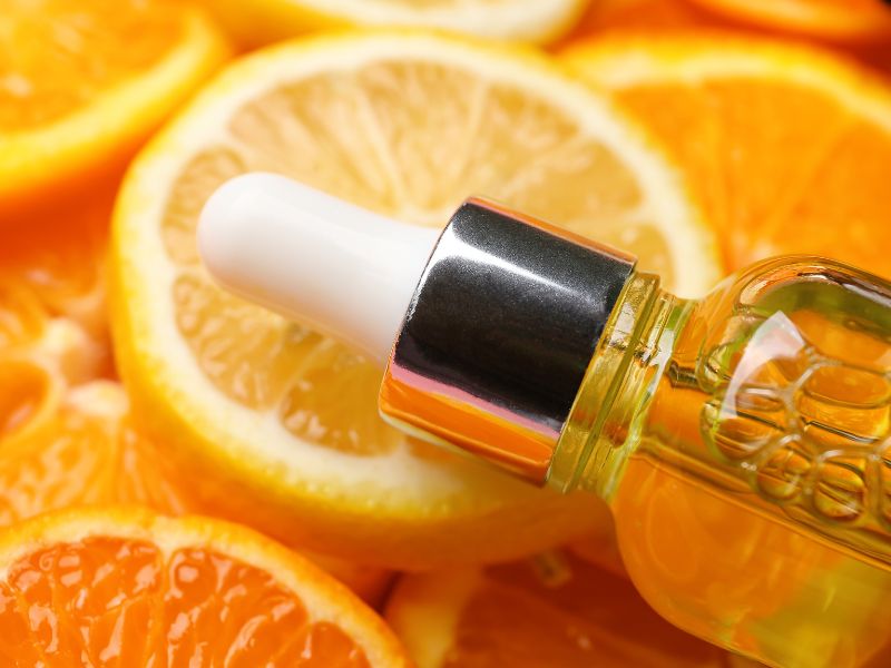 Serum trị mụn thâm chứa vitamin C được nhiều người lựa chọn bởi khả năng dưỡng sáng và làm mờ thâm mụn hiệu quả.