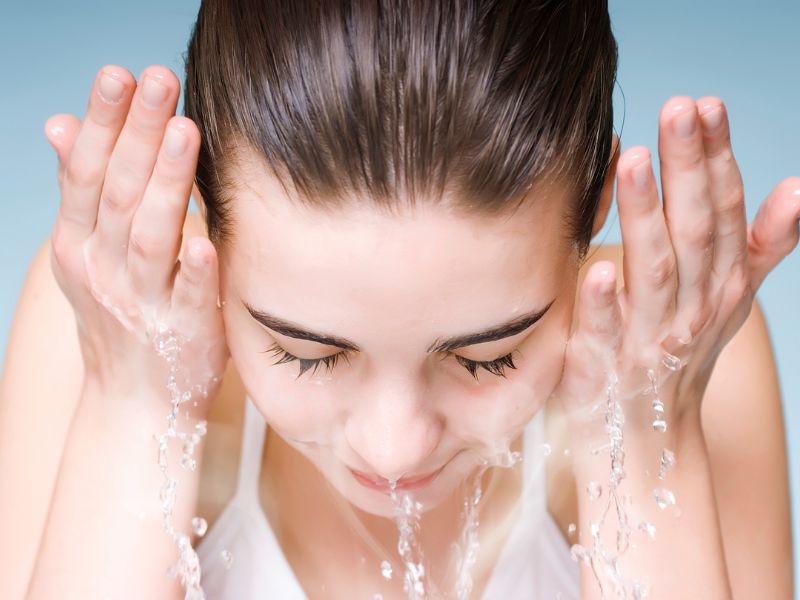 Rửa mặt bằng nước nóng cũng chính là một trong những điều cấm kỵ khi skincare cho da khô.