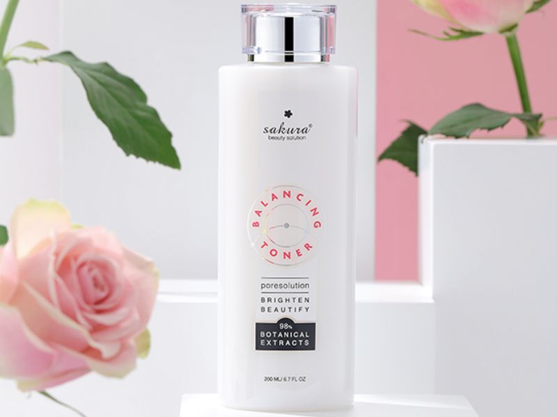 Bạn có thể tham khảo Nước cân bằng da Sakura Balancing Toner với 98% chiết xuất từ thiên, đặc biệt an toàn và hiệu quả với làn da khô.