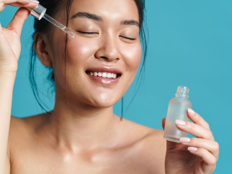 Skincare da không đều màu không thể thiếu bước serum giúp cung cấp những dưỡng chất chuyên biệt, nuôi dưỡng da hiệu quả.