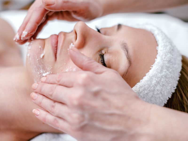 Tẩy da chết vật lý thường sẽ có dạng hạt hoặc dạng gel, làm sạch bằng việc massage nhẹ nhàng trên da.