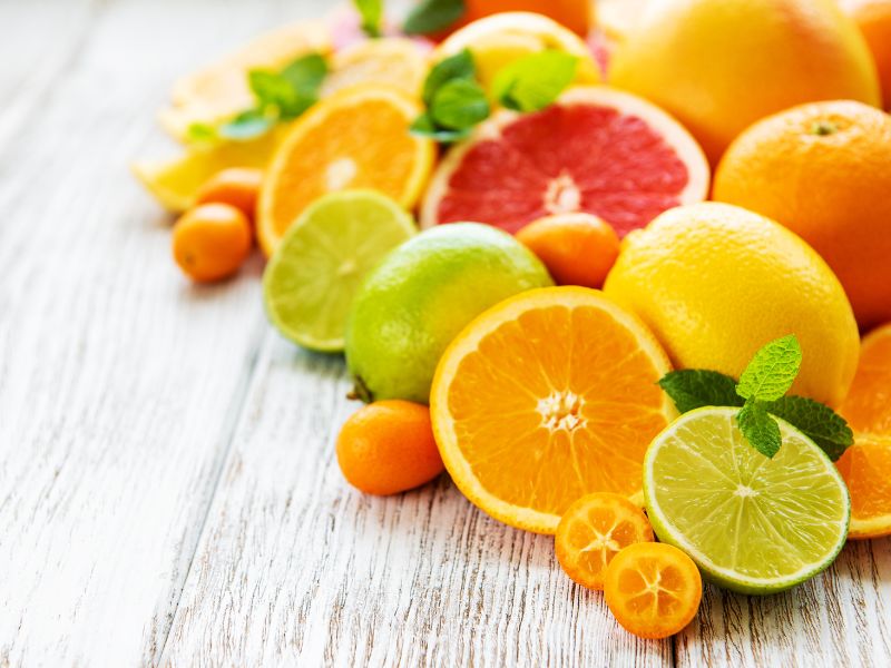 Các loại trái cây có múi cũng là nguồn cung cấp vitamin C dồi dào.