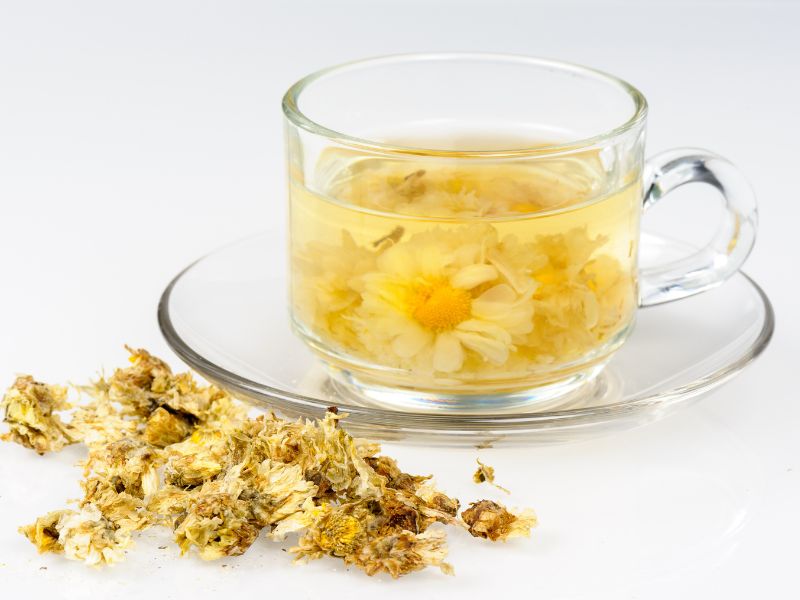Bên cạnh công dụng giải độc mát gan trị mụn, trà hoa cúc còn giúp cơ thể được giải nhiệt, giảm căng thẳng.