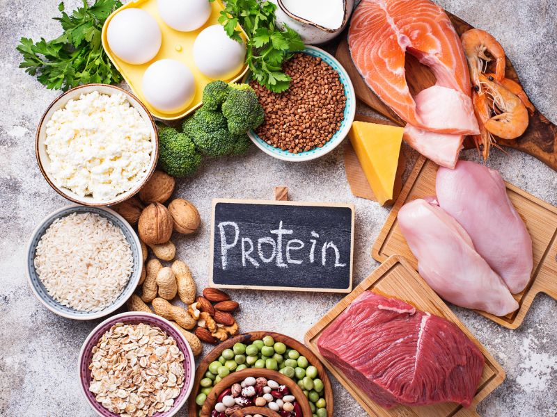Thực phẩm tăng cường hệ miễn dịch giàu protein có rất nhiều trong các loại thịt cá, rau củ quả thường gặp hàng ngày.