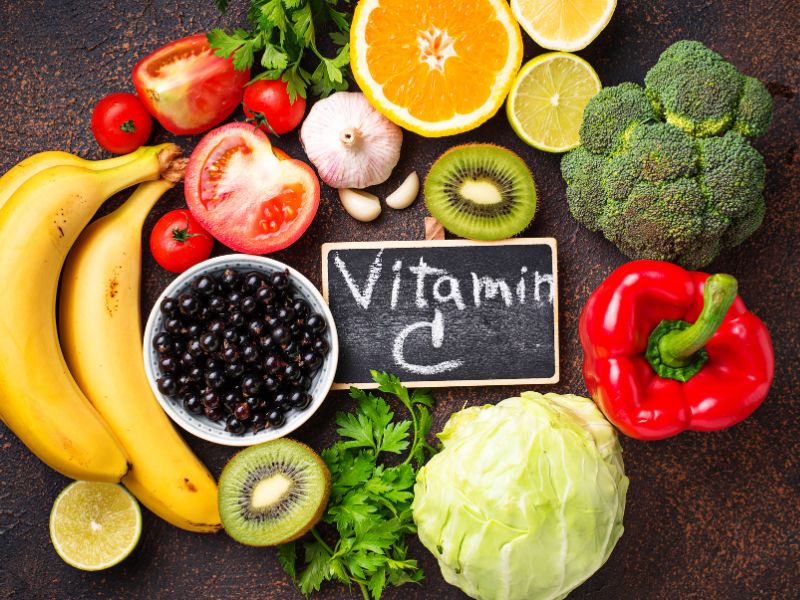 Nên bổ sung các loại thực phẩm giàu vitamin C bởi đây là thành phần quan trọng giúp tăng cường sức đề kháng trong cơ thể.