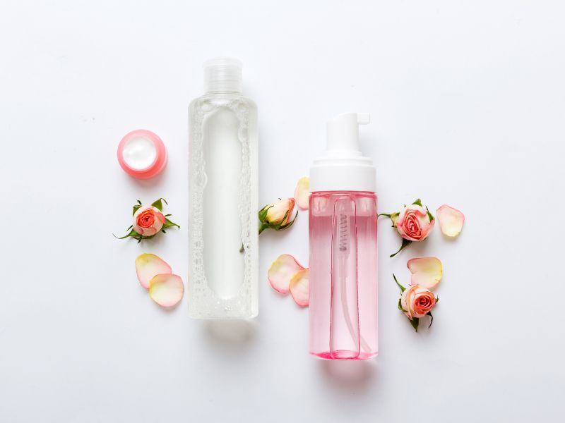 Toner và nước hoa hồng trên thực tế là hai dòng sản phẩm có thành phần và công dụng khác nhau.