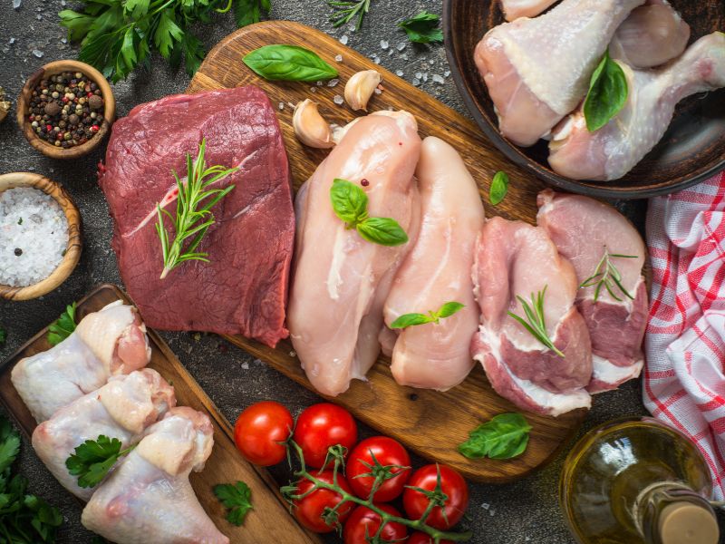 Thịt động vật là nguồn cung cấp vitamin B1, B3, B6, B12.