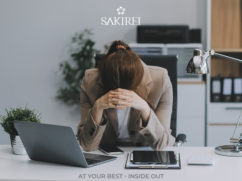 Kiệt sức gục đầu trên bàn làm việc, dấu hiệu burnout sập nguồn năng lượng vì áp lực công việc kéo dài