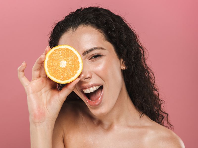 Vitamin C và niacinamide đều có tác dụng làm sáng da và chống oxy hóa hiệu quả