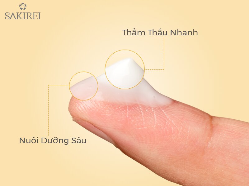 Kết cấu kem dưỡng da chứa NMN Sakirei trên đầu ngón tay, chất kem mịn nhẹ thẩm thấu nhanh và nuôi dưỡng sâu