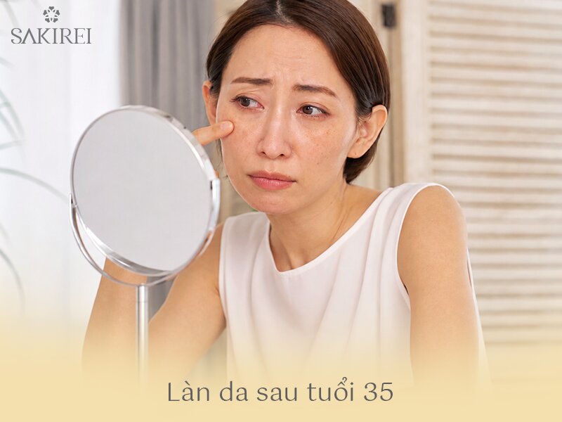 Phụ nữ sau tuổi 35 soi gương lo lắng về làn da xỉn màu, kém đàn hồi và dấu hiệu lão hóa cần kem dưỡng da chứa NMN