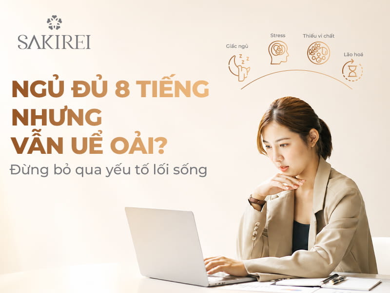 Phụ nữ ngủ đủ 8 tiếng vẫn uể oải mệt mỏi bên laptop do các yếu tố lối sống  như giấc ngủ, stress, thiếu vi chất và lão hóa