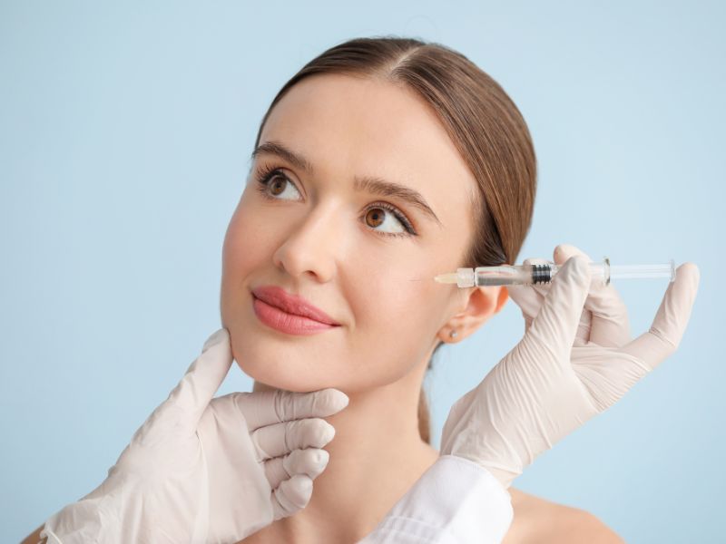 Các liệu pháp thẩm mỹ như laser, microneedling hoặc tiêm filler cũng là lựa chọn hiệu quả để trẻ hóa làn da