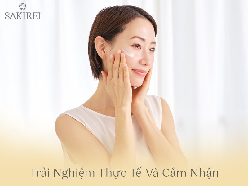 Phụ nữ trung niên thoa kem dưỡng da chứa NMN Sakirei lên mặt, làn da căng khỏe và tươi tắn sau khi sử dụng